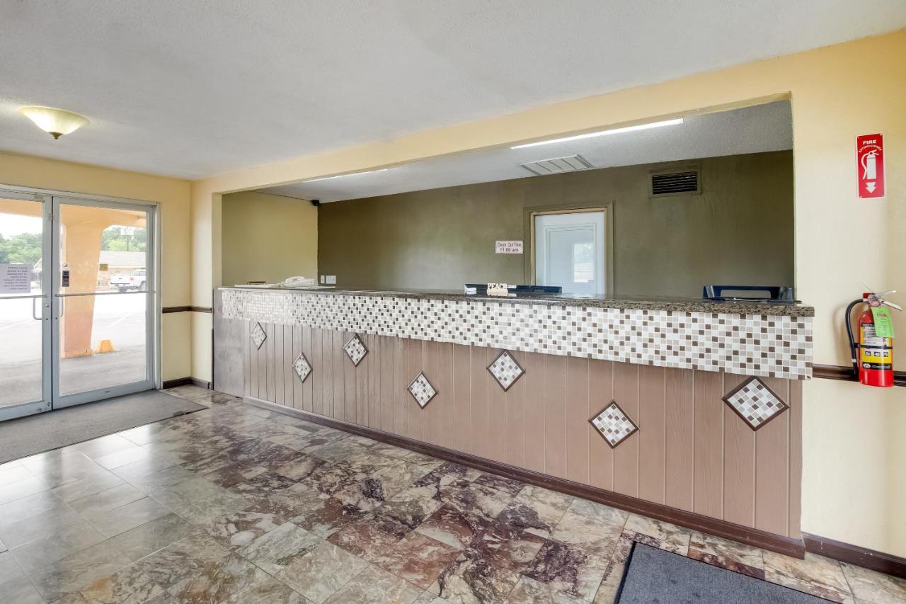 Oyo Hotel Lake Charles La I-10 Екстериор снимка