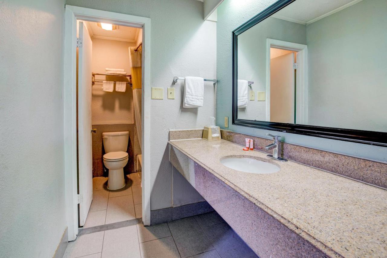 Oyo Hotel Lake Charles La I-10 Екстериор снимка