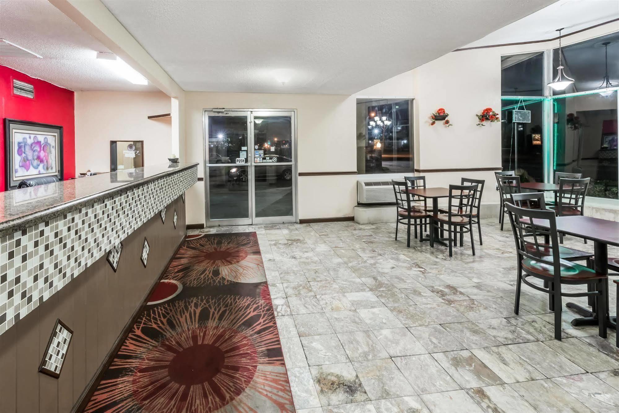 Oyo Hotel Lake Charles La I-10 Екстериор снимка